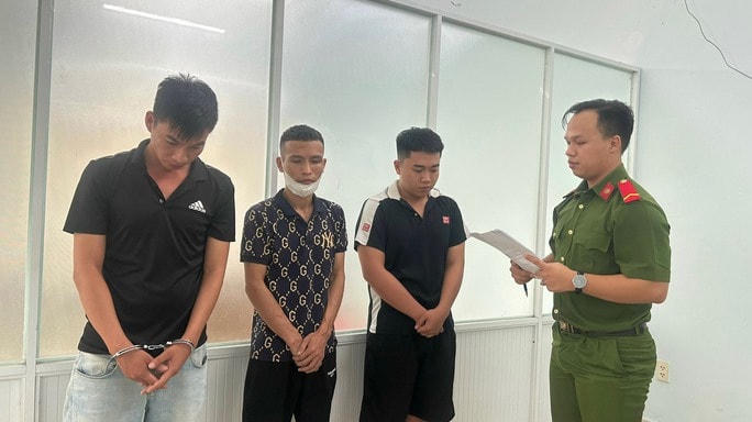Công an đọc lệnh bắt Trần Xuân Thành, Trần Văn Nghiêm, Lê Tuấn Anh. Ảnh: Công an Đà Nẵng.