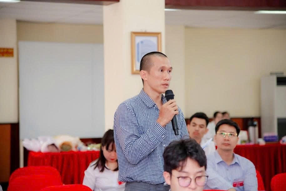 Cổ đông tham gia thảo luận tại Đại hội.