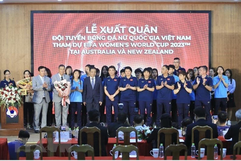 Thứ trưởng Bộ Văn hóa, Thể thao và Du lịch Hoàng Đạo Cương tặng hoa chúc mừng đội tuyển trước khi tham dự World Cup Nữ 2023. (Ảnh: TTXVN).