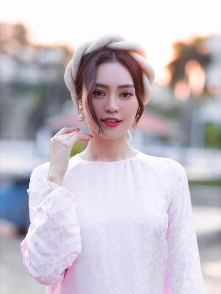 Cùng được công chúng ưu ái đặt biệt danh "Ngọc nữ" màn ảnh Việt, Lan Ngọc là một trong những tên tuổi hot nhất nhì showbiz Việt.