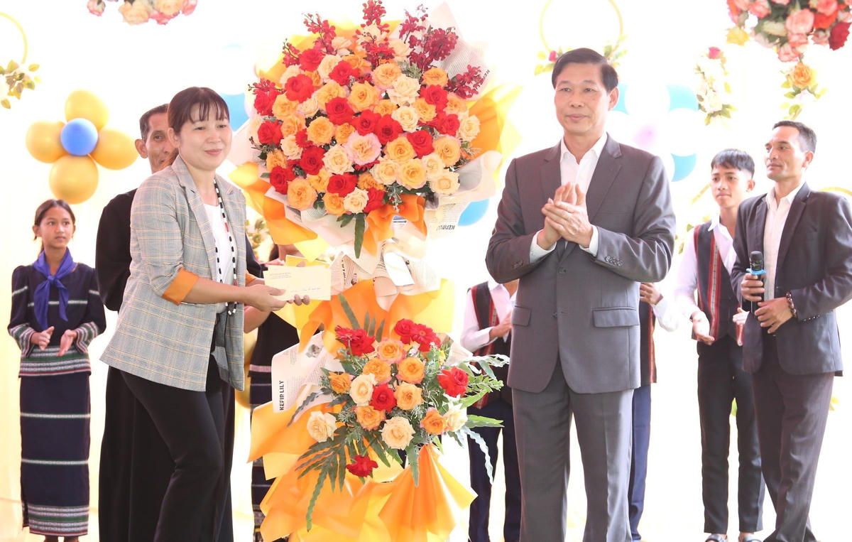 Ông Đỗ Văn Phới, Phó Trưởng ban Dân vận Trung ương tặng hoa chúc mừng Giáo sở và gửi tặng 2 phần quà của Bí thư Trung ương Đảng, Trưởng ban Dân vận Trung ương Bùi Thị Minh Hoài đến xã Ninh Gia.