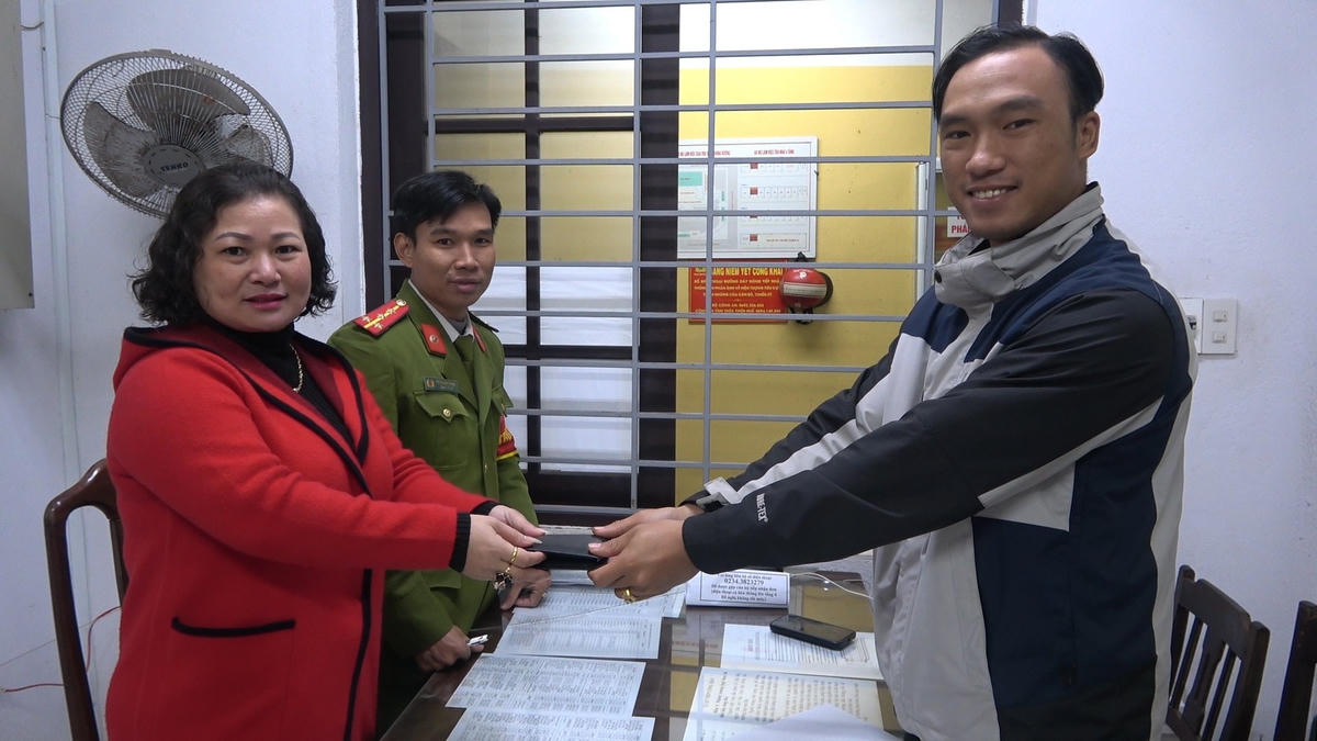 Anh Phúc vui mừng nhận lại tài sản bị đánh rơi.