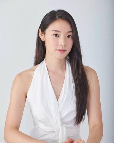 Không chỉ có sắc vóc chuẩn chỉnh, Mina Sue Choi còn được đánh giá là một trong những đại diện mạnh hiếm hoi, hội tụ cả nhan sắc và tài năng mà Hàn Quốc gửi đến các cuộc thi nhan sắc quốc tế. 