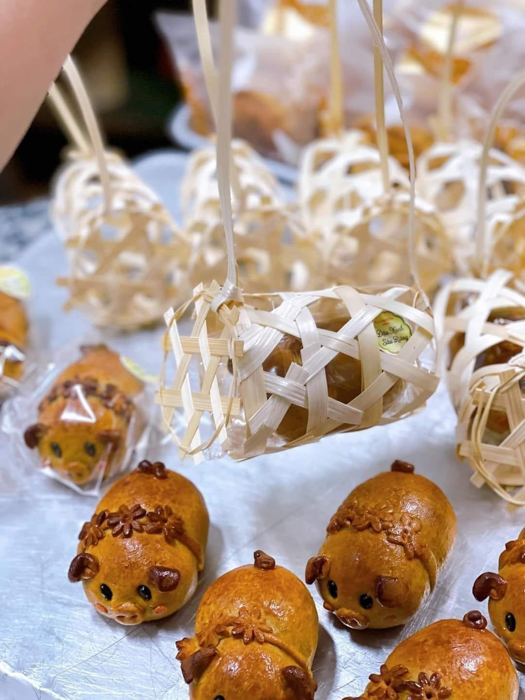 Để tạo điểm nổi bật với khách hàng, bánh Trung thu handmade có nhiều kiểu dáng, đa dạng từ con vật, hoa quả,… đủ các màu sắc, sinh động, hấp dẫn người mua, nhất là những gia đình có trẻ nhỏ. Ảnh: Hà Lê Phương.