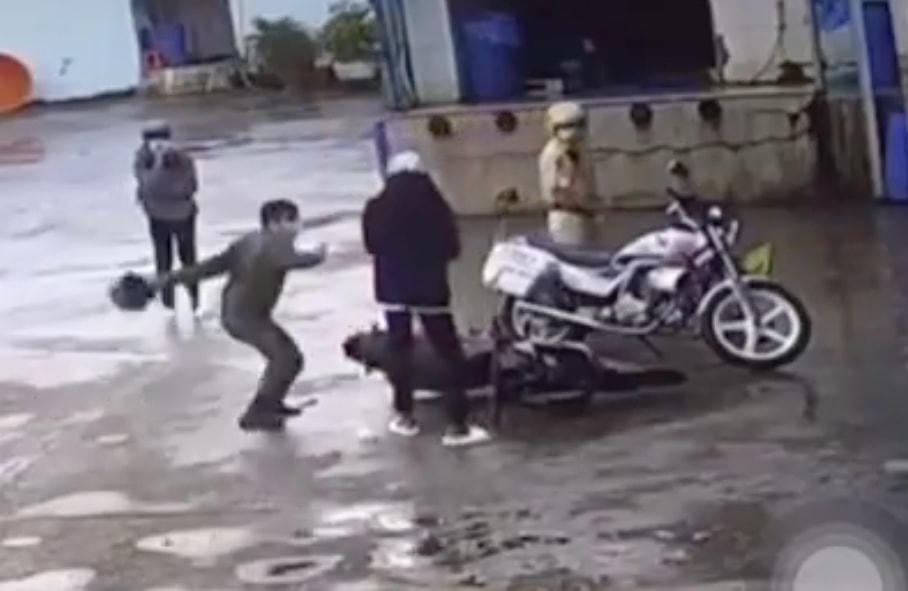 Người mặc đồ công an liên tiếp dùng nón bảo hiểm đánh vào người và đầu thanh niên. 