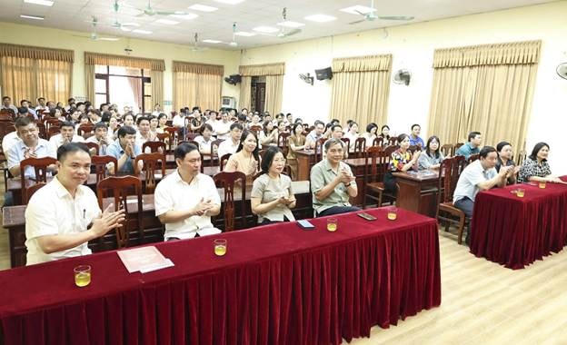 Các đại biểu tham gia lễ phát động phong trào ủng hộ Quỹ “Đền ơn đáp nghĩa” và quỹ “Bảo trợ trẻ em”. Ảnh: T.B.