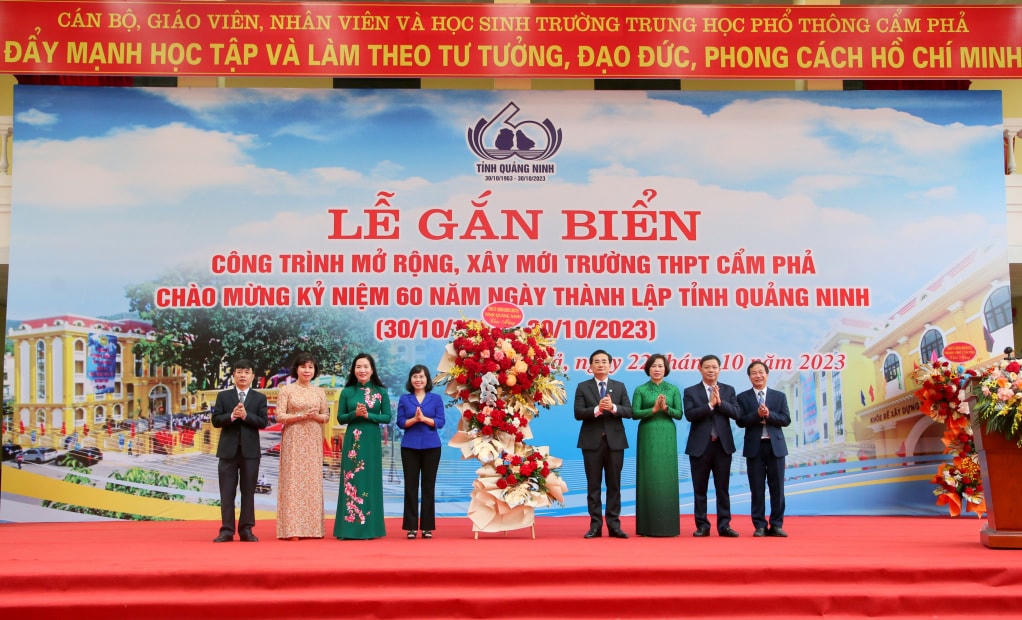 Lãnh đạo tỉnh Quảng Ninh tặng hoa chúc mừng thầy trò trường THPT Cẩm Phả nhân dịp gắn biển công trình.