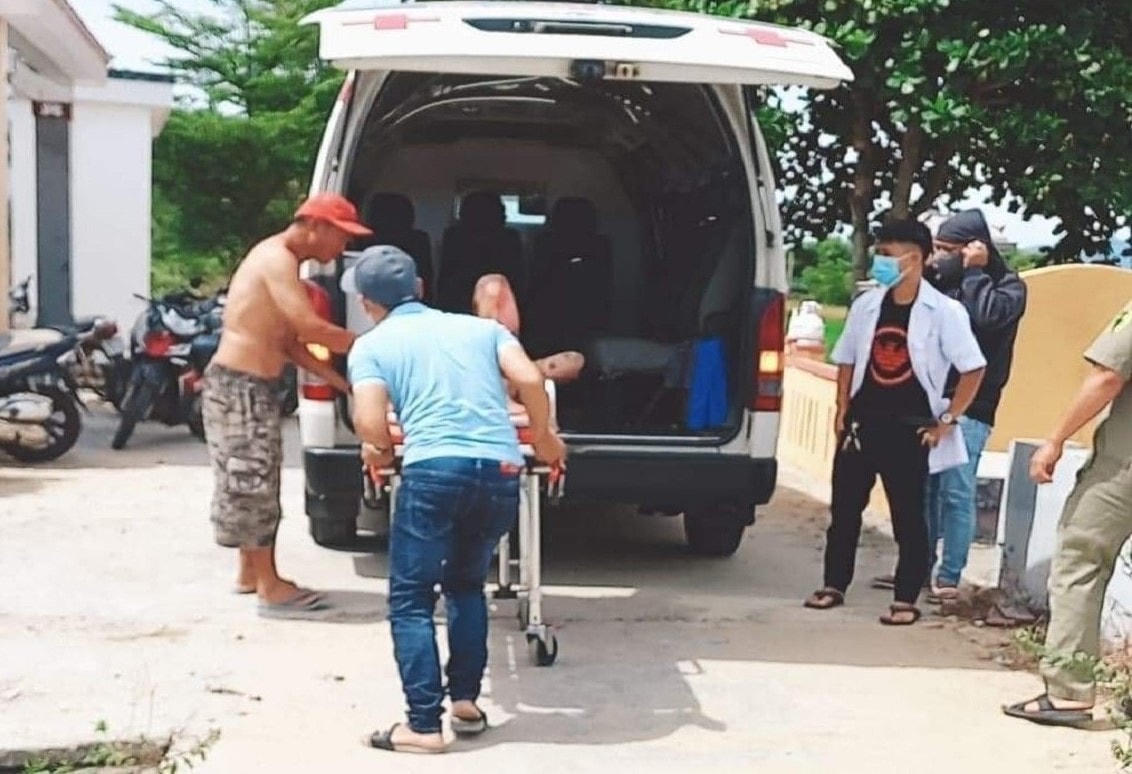 Người dân đưa ông H. đến bệnh viện cấp cứu.