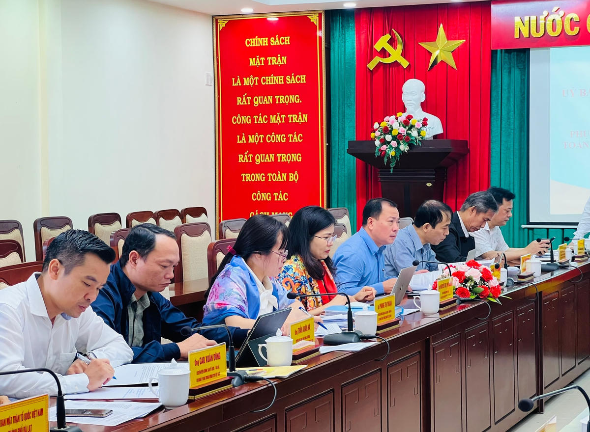 Các đại biểu tham dự cuộc họp.