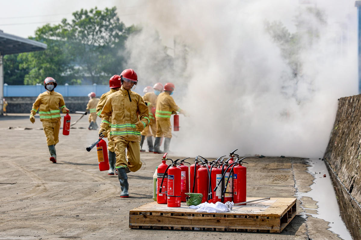 Đám cháy phát sinh nhiều khói đen, khí độc đã bao phủ toàn bộ khu vực nhà xưởng Số 1, ảnh hưởng đến việc thoát nạn của cán bộ công nhân viên trong nhà xưởng, gây tâm lý hoảng loạn cho công nhân viên. 