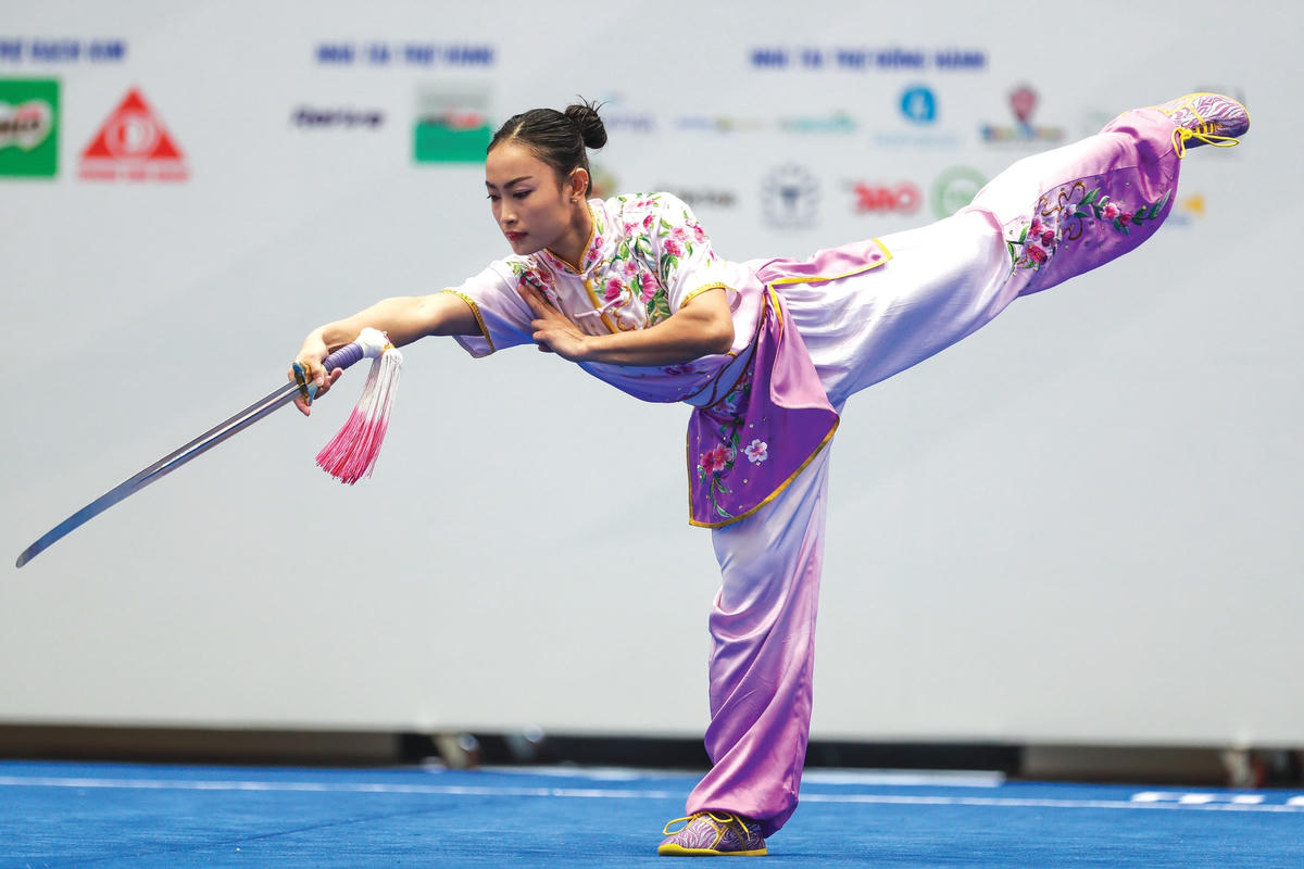 Nữ vận động viên Wushu tham gia thi đấu tranh huy chương tại môn kiếm nữ biểu diễn.  