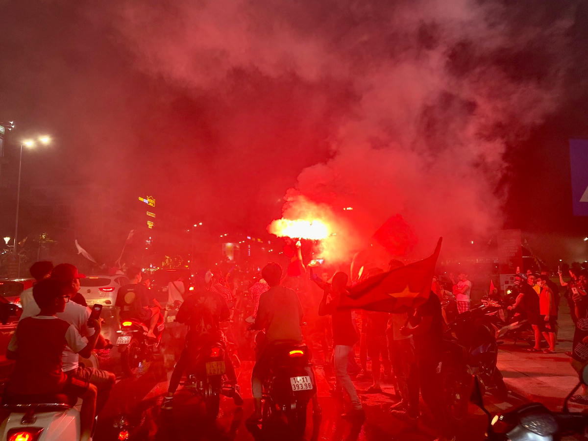 Sắc đỏ rực cháy "phủ sóng" khắp mọi nơi...