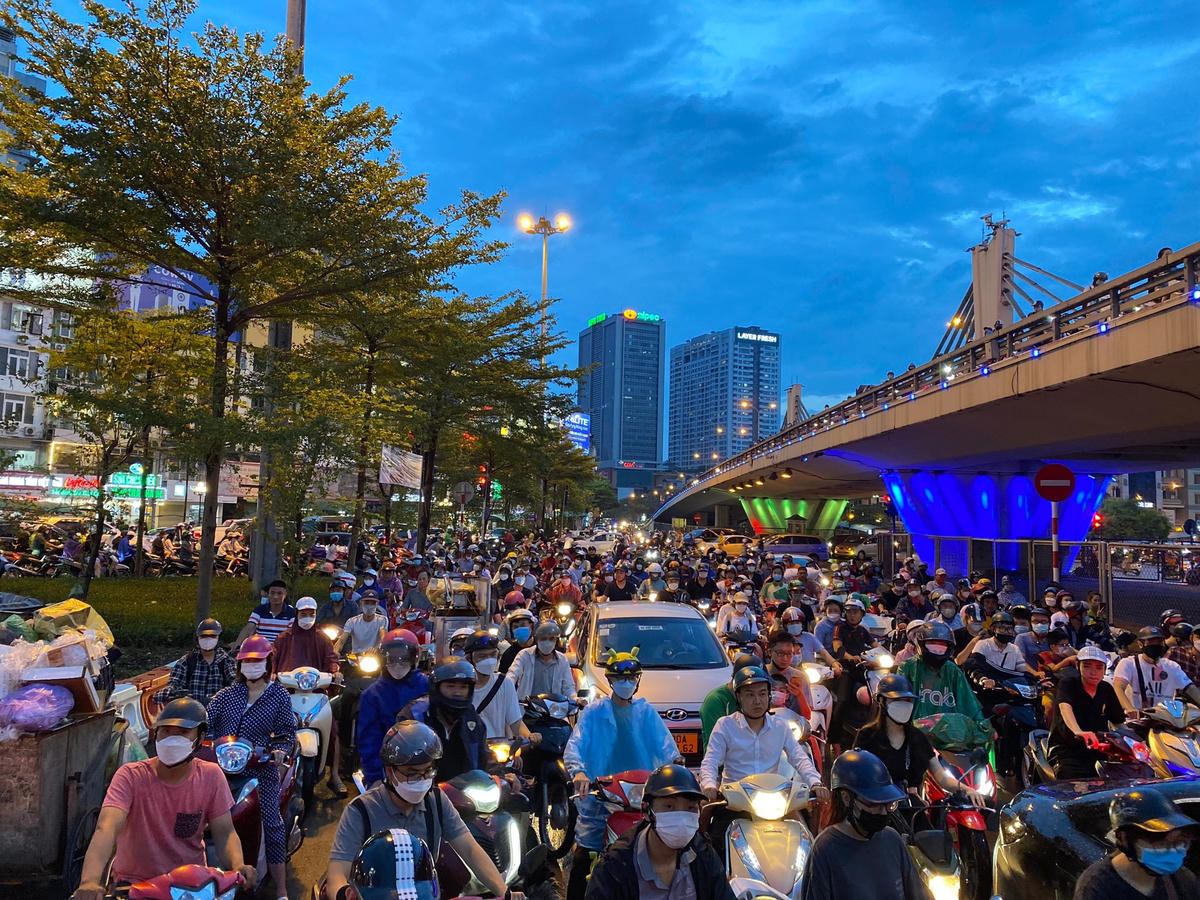 Hàng dài người chen chúc để di chuyển.