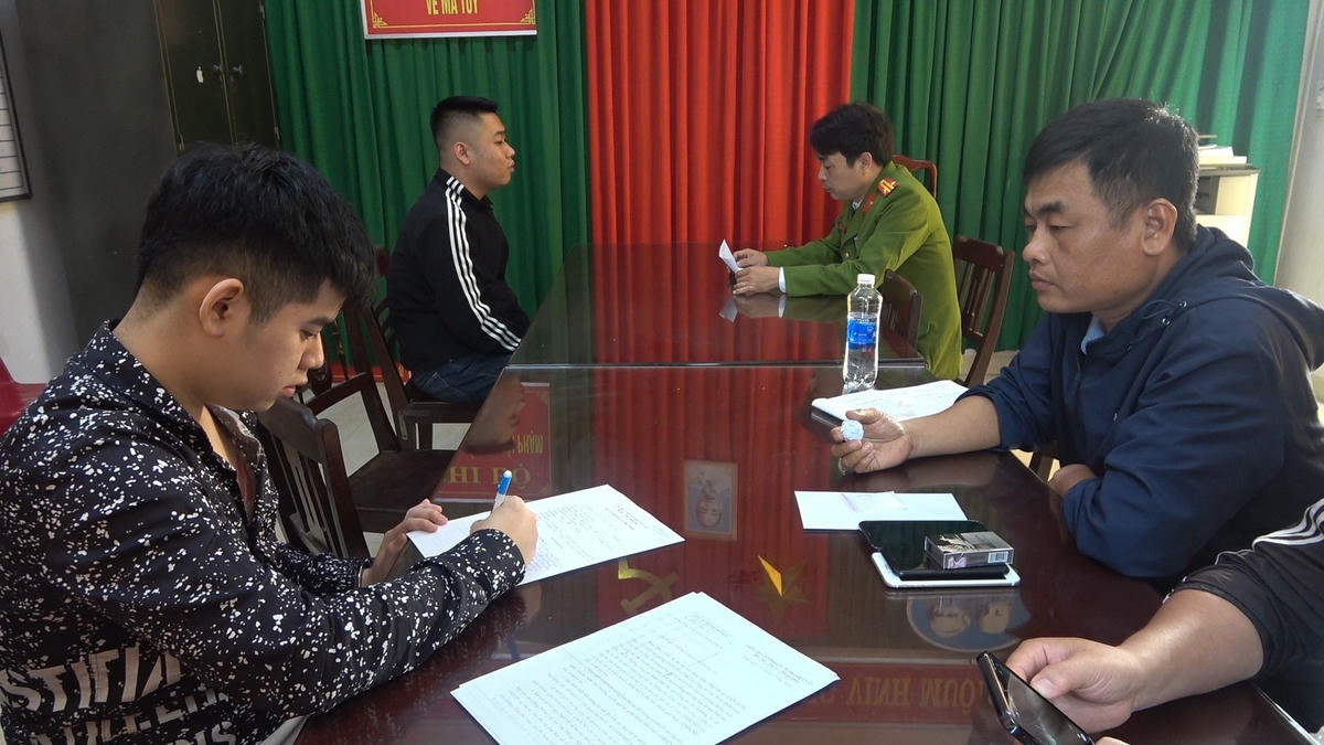 Các đối tượng tại cơ quan Công an.