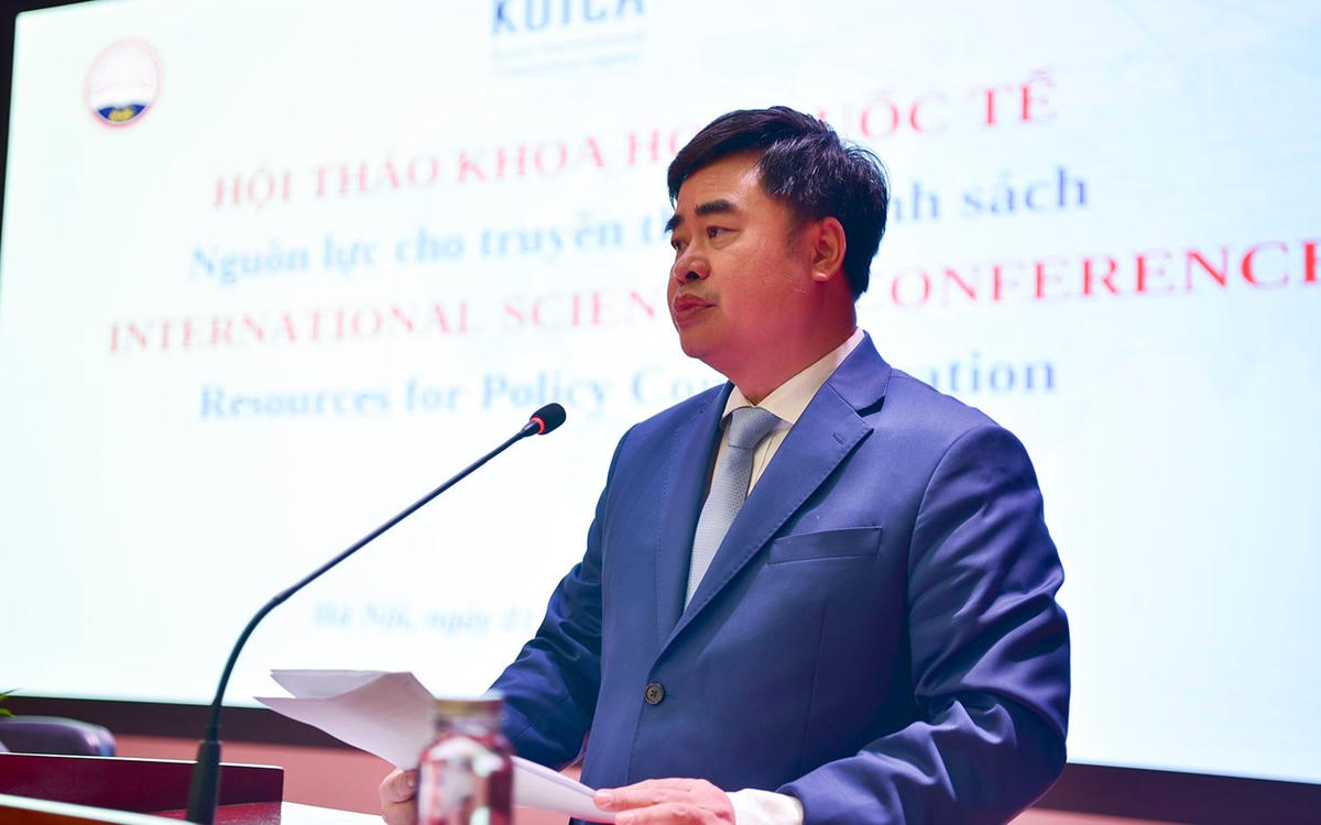 PGS.TS Phạm Minh Tuấn - Phó Tổng biên tập phụ trách Tạp chí Cộng sản phát biểu khai mạc hội thảo.