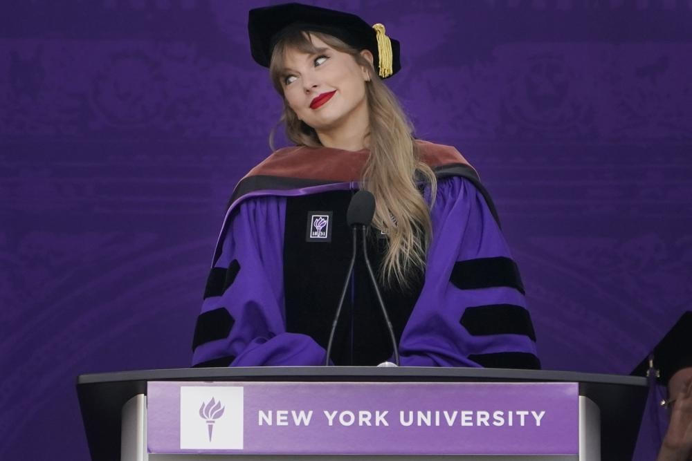 [ẢNH] Taylor Swift nhận bằng Tiến sĩ Danh dự của Đại học New York