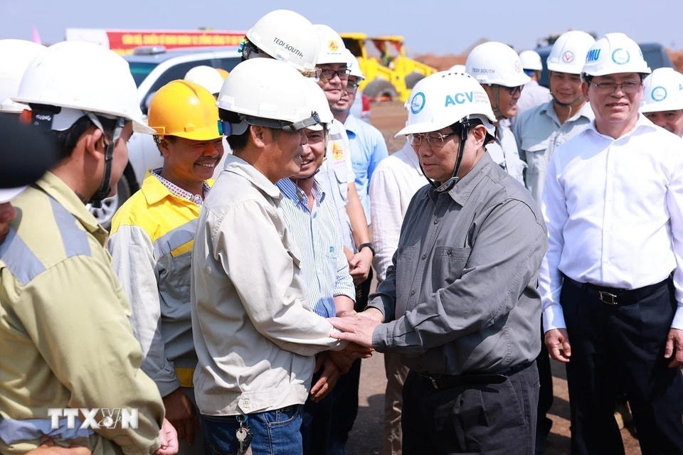 Thủ tướng Phạm Minh Chính chúc Tết kỹ sư, công nhân thi công sân bay Long Thành. (Ảnh: Dương Giang/TTXVN)