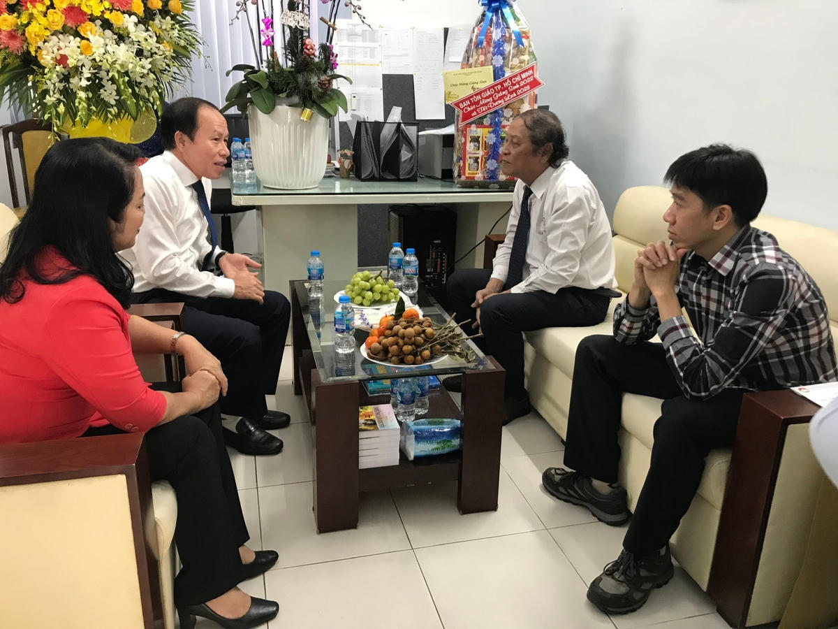 Mục sư Trần Thanh Truyện trao đổi với Phó Chủ tịch - Tổng Thư Ký Lê Tiến Châu về những hoạt động của Giáo hội.