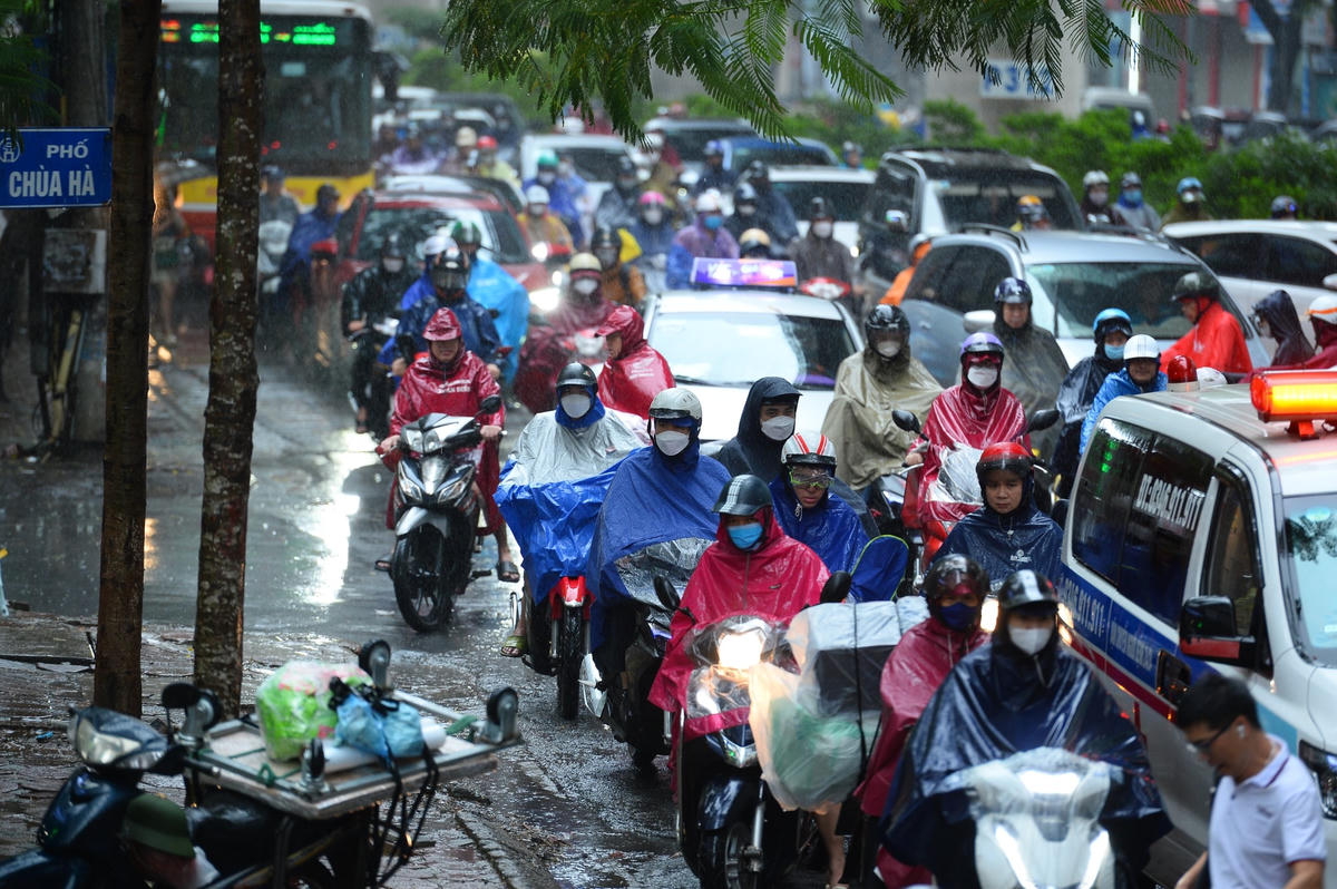 Hà Nội: Người dân chật vật trong cảnh ùn tắc kèm mưa lớn