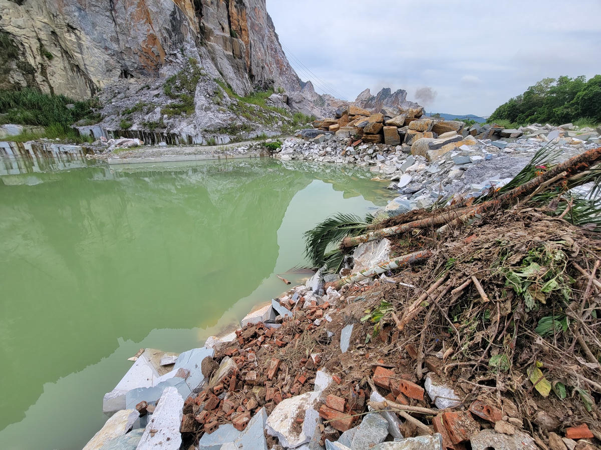 Những cái 'ao' sâu, nếu không sớm được san lấp có thể gây nguy hiểm tới tính mạng con người.