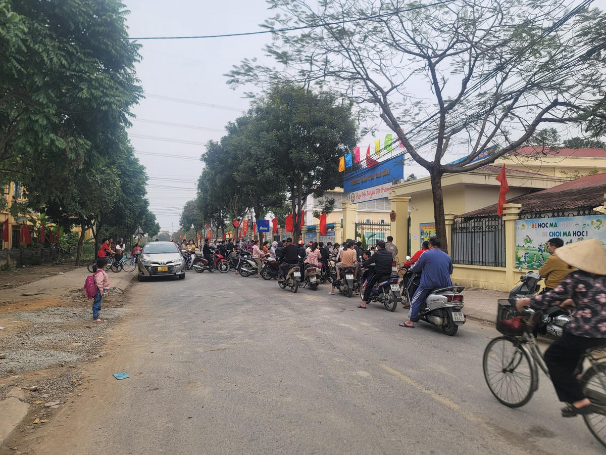 Rất nhiều xe ô tô đi vào đoạn đường cấm.
