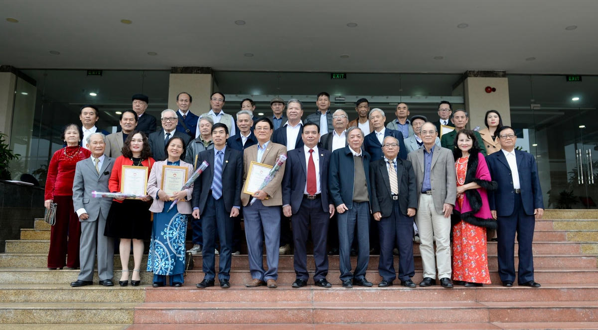 Ban Tổ chức chụp ảnh lưu niệm với các tác giả đạt giải thơ Lê Thánh Tông lần thứ 35.