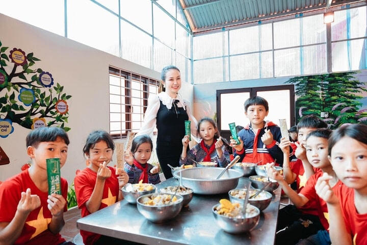 Bà xã Tuấn Hưng và các em nhỏ.  