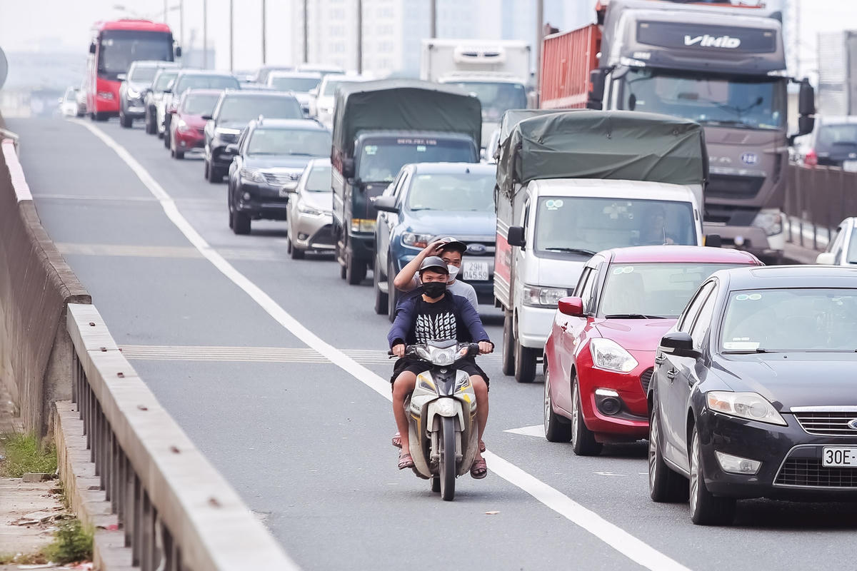 [ẢNH] CSGT ghi hình và xử phạt loạt phương tiện đi vào làn khẩn cấp trên Vành đai 3