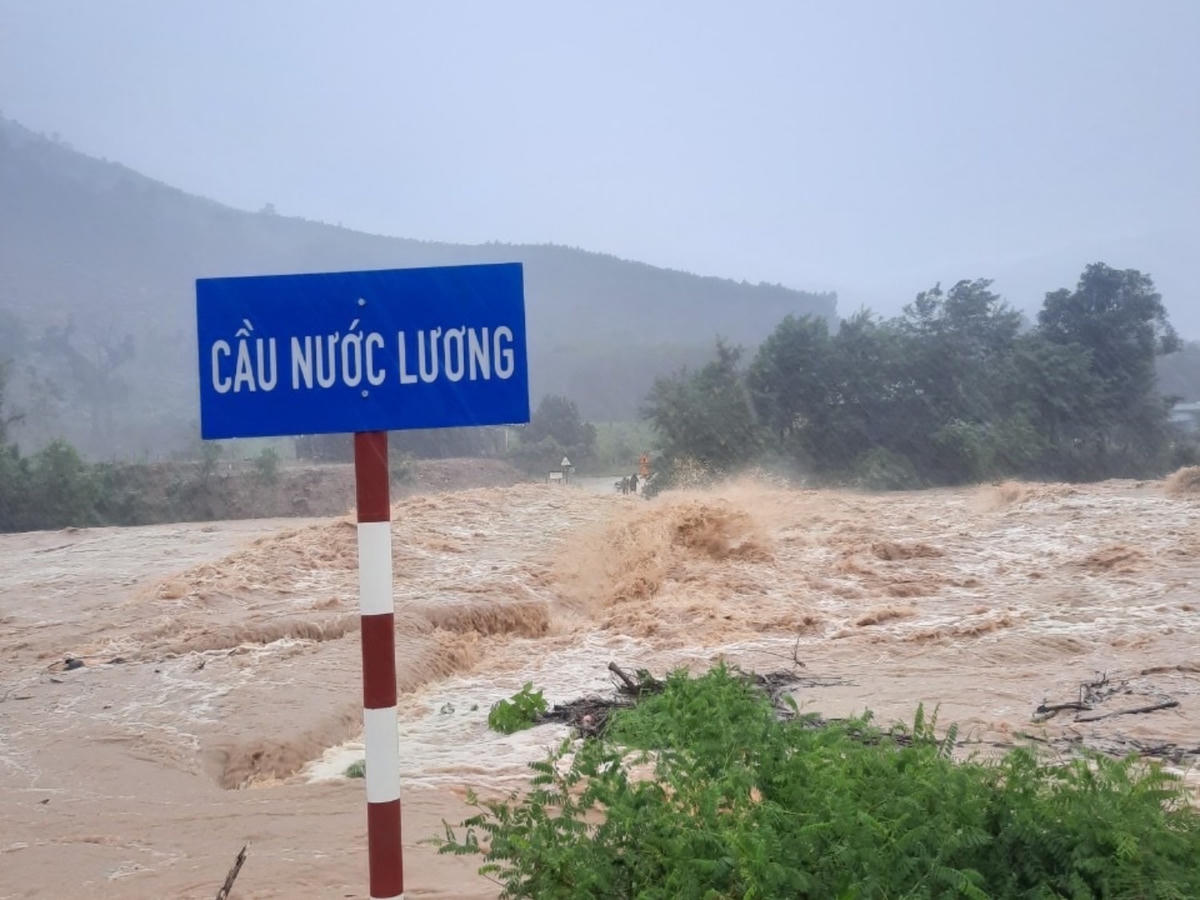 Nước lũ tràn qua cầu Nước Lương (xã Đak Mang, huyện Hoài Ân, tỉnh Bình Định).
