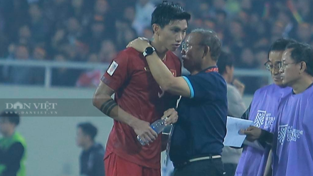 Trong trận đấu hôm qua, nhiều cầu thủ Indonesia phạm lỗi Văn Hậu hoặc khiêu khích hậu vệ của Việt Nam. Ảnh: Dân Việt.