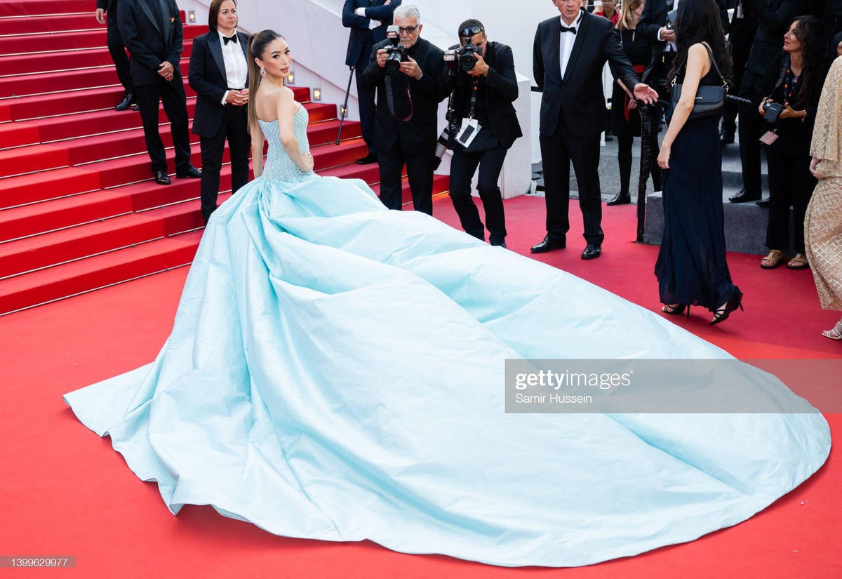 Nữ diễn viên Philippines Heart Evangelista lại hóa thân thành nàng công chúa ngọt ngào trong bộ cánh màu xanh dương nhạt chiếm diện tích.