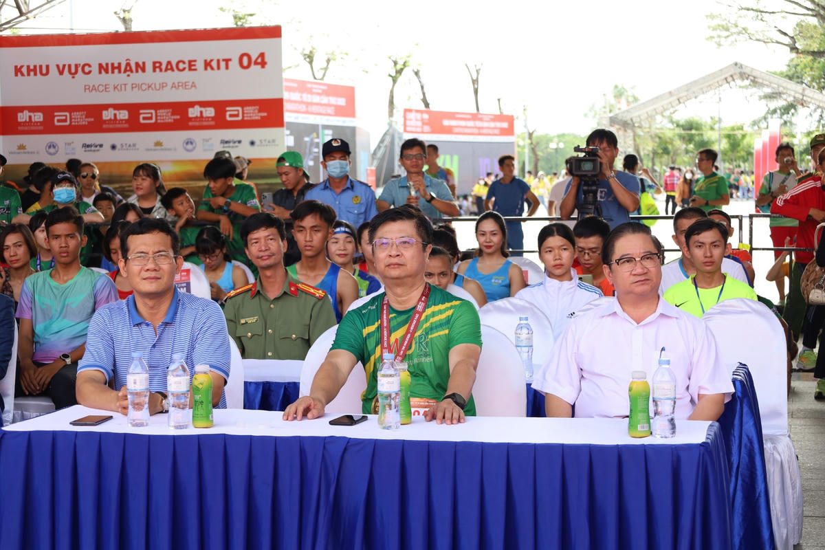 Ông Trần Việt Trường, Chủ tịch UBND TP Cần Thơ, cùng giám đốc Sở VHTT và Du lịch Cần Thơ tham dự lễ trao giải.