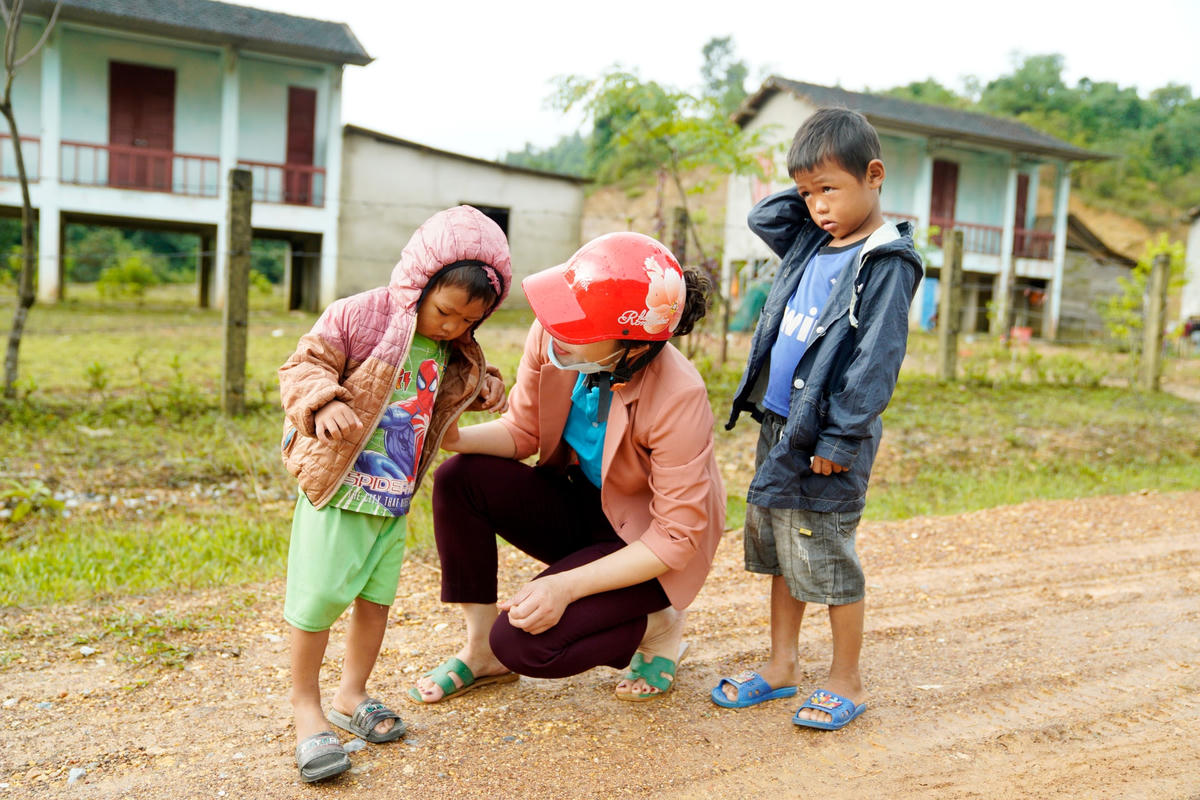 Những người dân có con theo học rất muốn chở con đi cho cô đỡ vất vả nhưng khổ nỗi nhà nghèo, không có phương tiện.