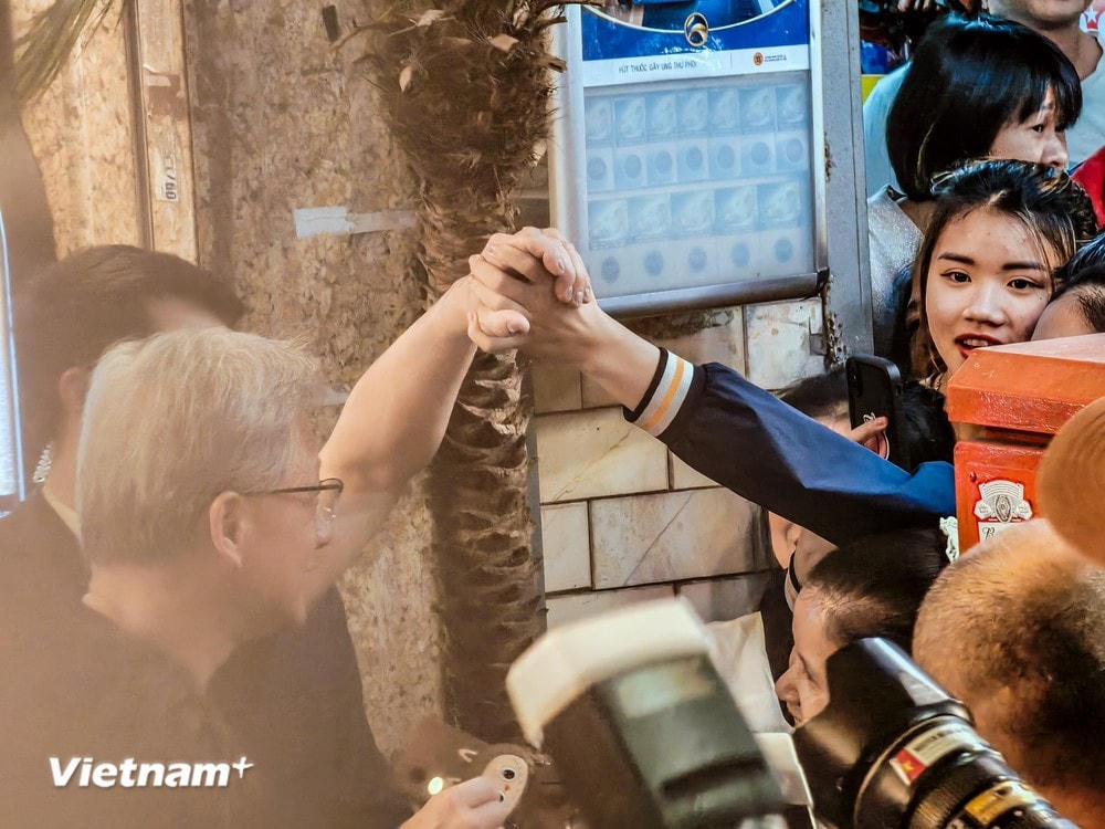 Rất đông người dân khi biết sự có mặt của Thủ tướng Phạm Minh Chính và ông Jensen Huang đã đổ ra đường chào đón nồng nhiệt. (Ảnh: Minh Sơn/Vietnam+) vnp_CEO NIVIDIA 8.jpg