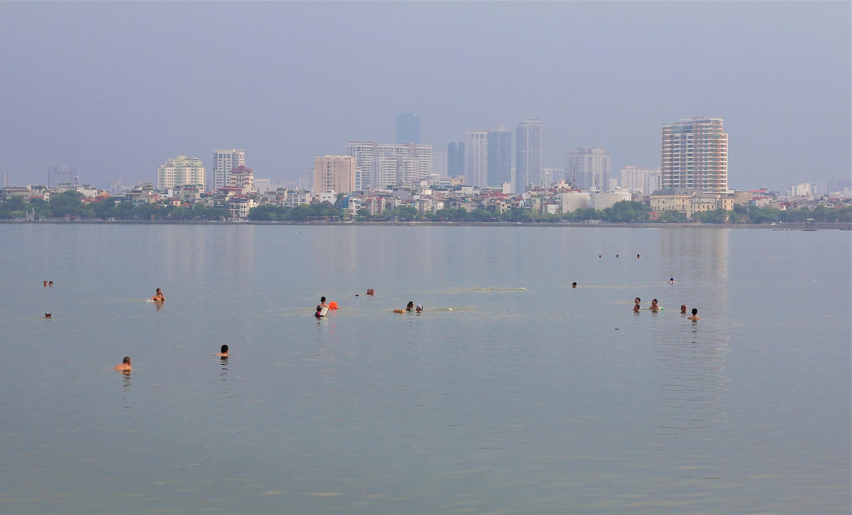 Nhiều người tự trang bị cho mình phương tiện bảo hộ như: Chai nhựa rỗng, xốp,... để đảm bảo an toàn.
