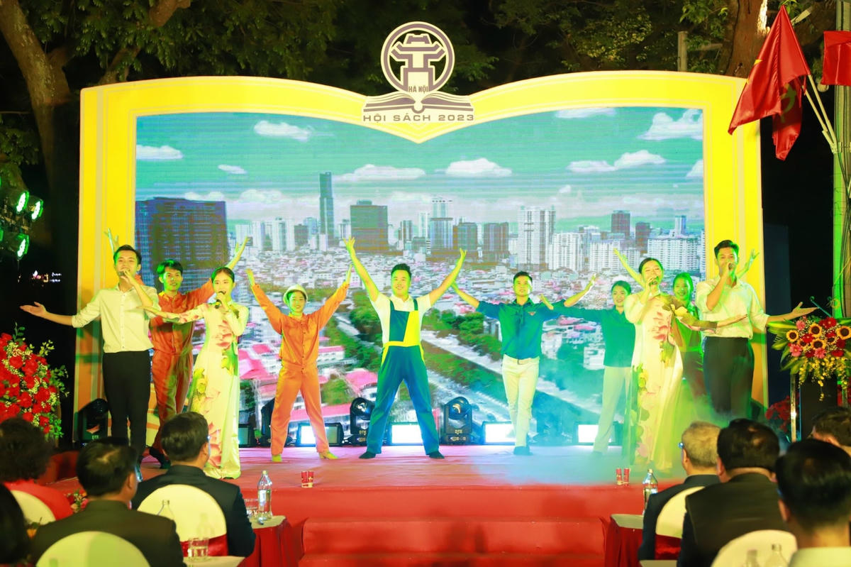 Tưng bừng văn nghệ chào mừng khai mạc.