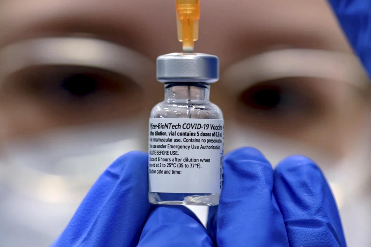 Công nghệ mRNA được xem là bước đột phá trong sản xuất vaccine. Ảnh: AP.