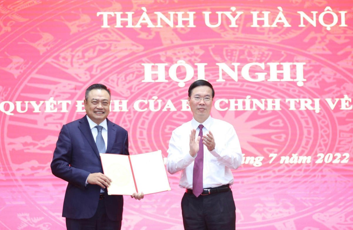 Thường trực Ban Bí thư  Võ Văn Thưởng trao quyết định cho ông Trần Sỹ Thanh.
