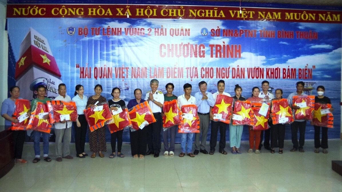 Trao tặng 500 lá cờ Tổ quốc và 150 áo phao cứu sinh cho ngư dân có hoàn cảnh khó khăn.