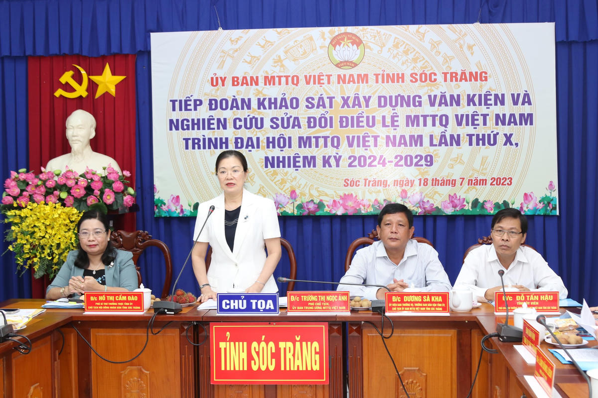 Chủ tọa buổi làm việc. 