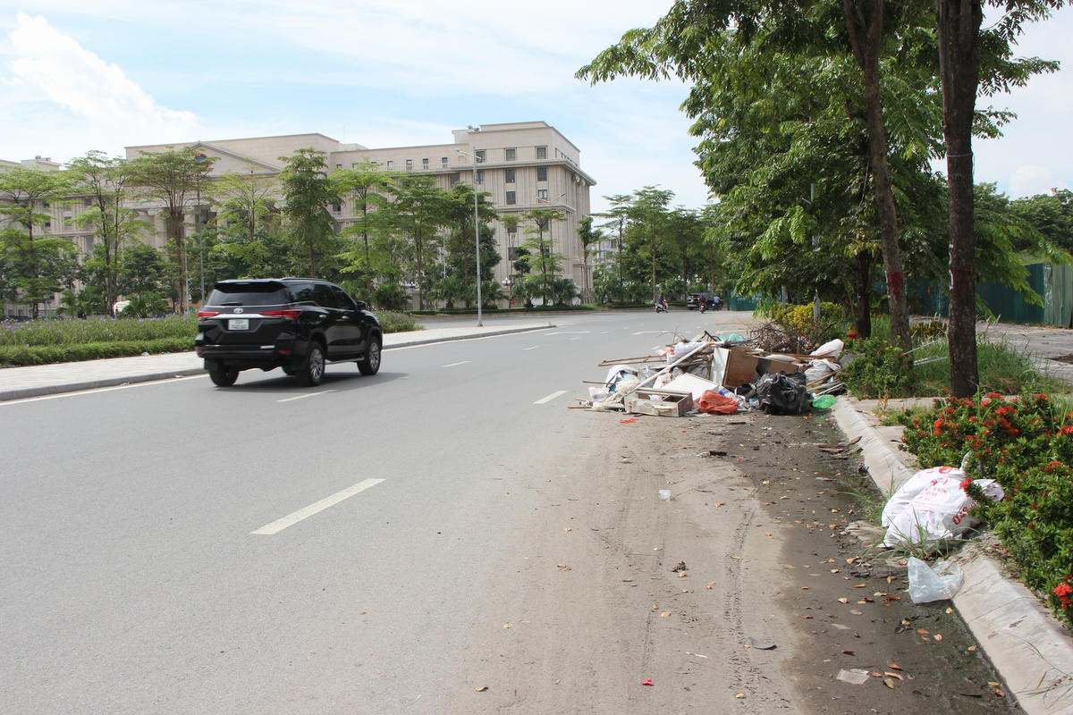 Hà Nội: Đại lộ nghìn tỷ biến thành nơi buôn bán, đổ rác