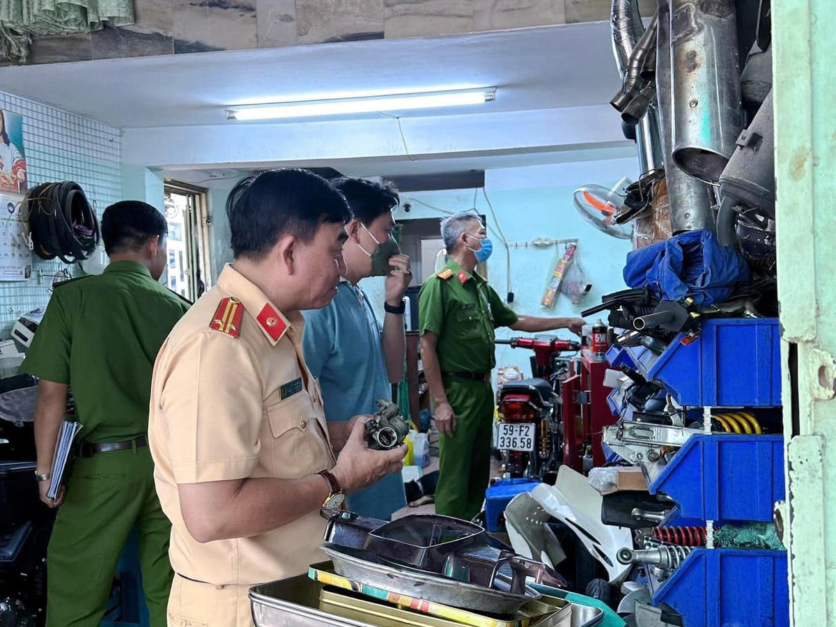Lực lượng Công an kiểm tra đồng loạt 56 cơ sở sửa xe, trong đó có 2 cơ sở nghi vấn thực hiện hành vi “độ xe, chế xe”.