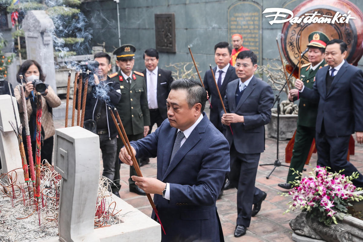 Lãnh đạo thành phố Hà Nội dâng hương.