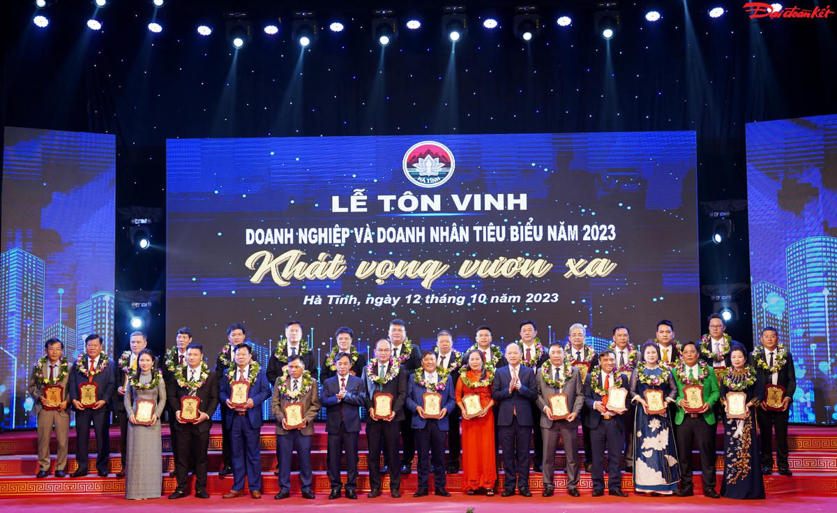 Ông Trần Thế Dũng, Phó Bí thư Thường trực Tỉnh ủy Hà Tĩnh và ông Nguyễn Hồng Lĩnh, Phó Chủ tịch Thường trực UBND tỉnh tặng danh hiệu cho 29 Doanh nhân tiêu biểu năm 2023.