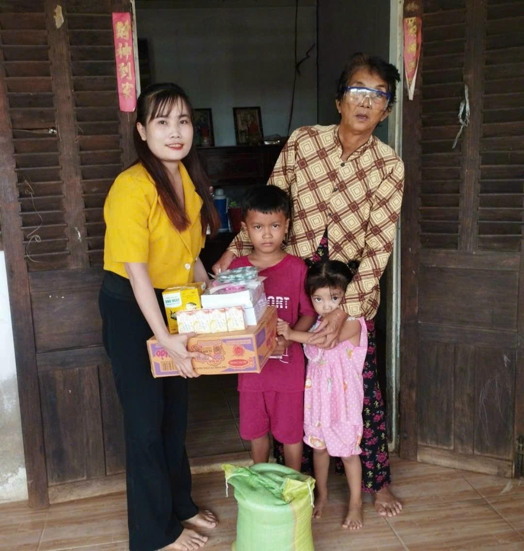 Hội LHPN phường Nhà Mát tặng quà cho trẻ có hoàn cảnh khó khăn.