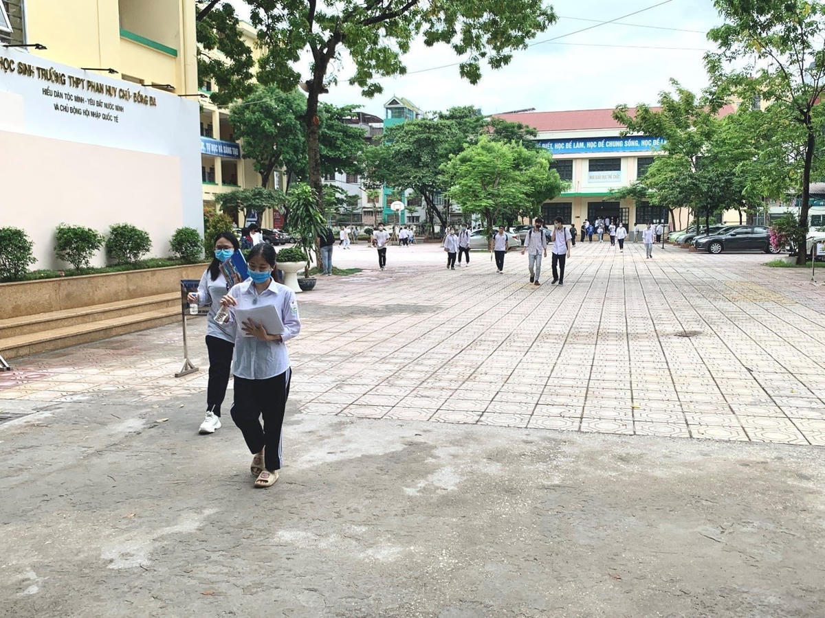 Những thí sinh đầu tiên bước ra khỏi phòng thi tại điểm thi Trường THPT Phan Huy Chú (quận Đống Đa, Hà Nội).