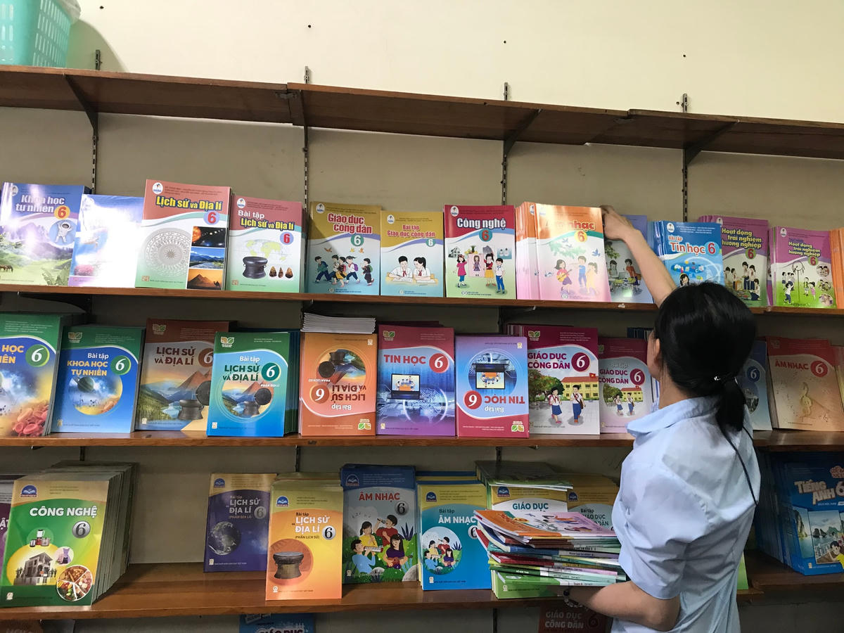 Sách giáo khoa vẫn đang được các đơn vị phát hành cung ứng tới các địa phương có nhu cầu bổ sung. Ảnh: Đức Quang.