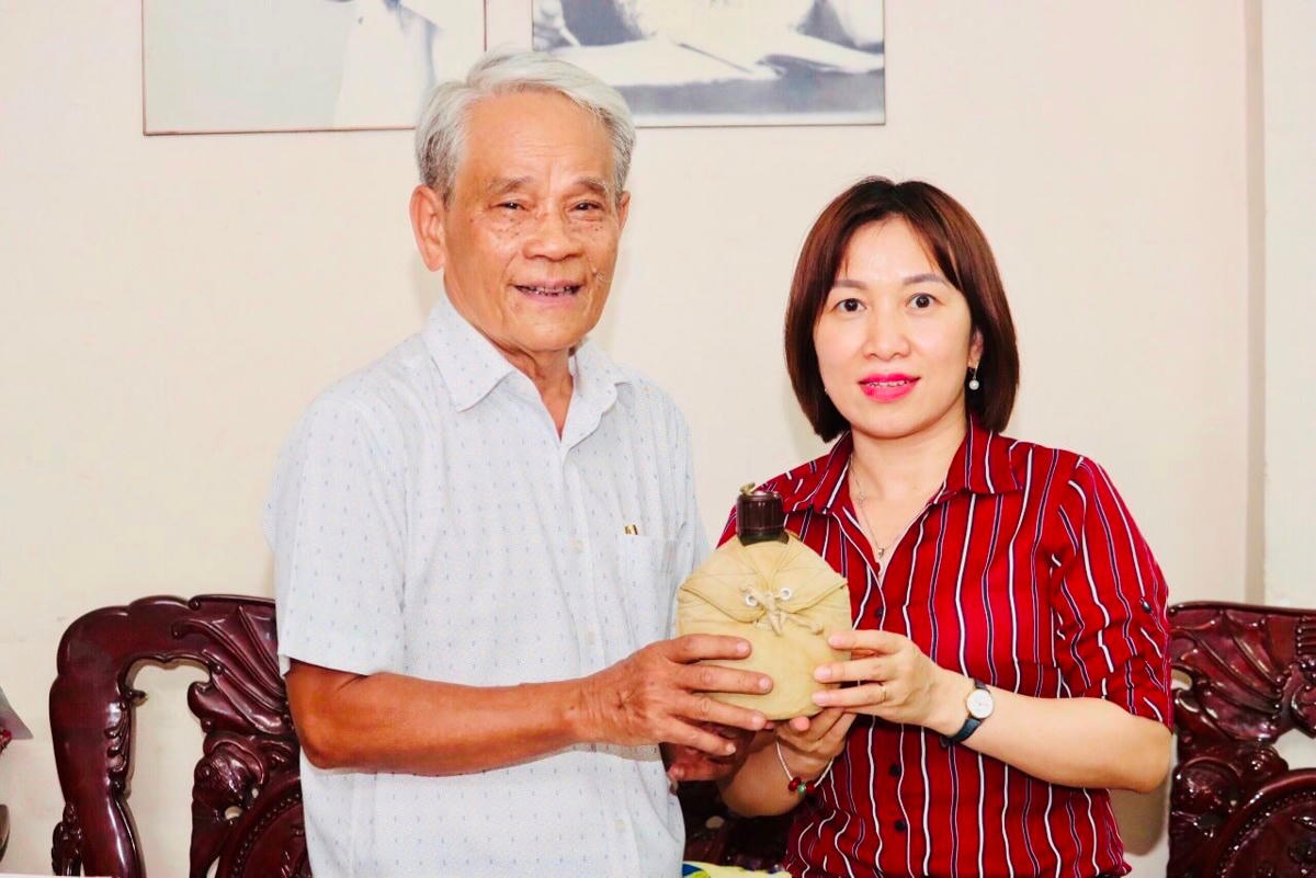 dai-dien-gia-dinh-cu-ho-xuan-son-trao-tang-ky-vat-cho-bao-tang-mat-tran-to-quoc-viet-nam-nam-2023.jpg