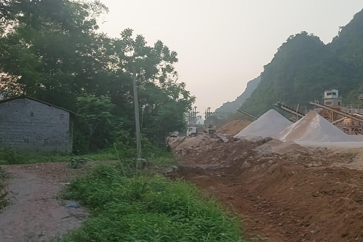 Do khoảng cách từ mỏ đá Thung Nai đến nhà dân quá gần nên bà con phải chịu nhiều ảnh hưởng từ mỏ đá.