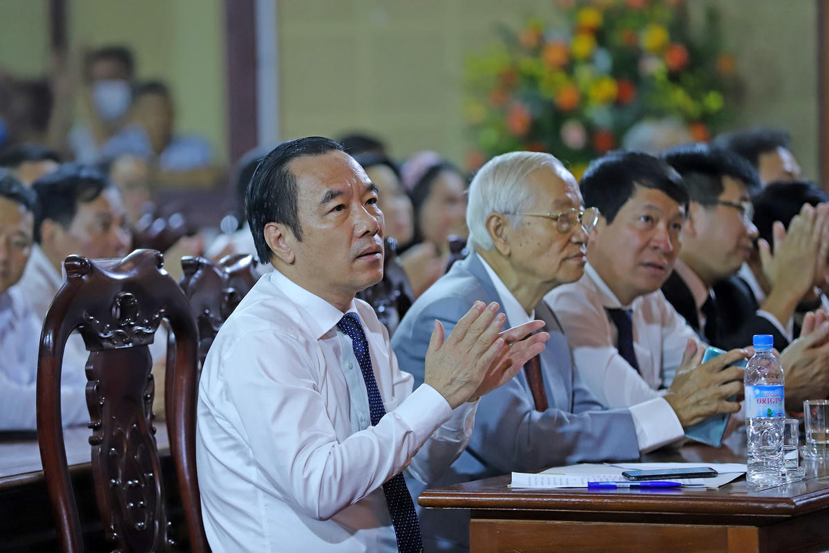 Phó Chủ tịch UBTƯ MTTQ Việt Nam Ngô Sách Thực và các đại biểu tham dự buổi lễ.